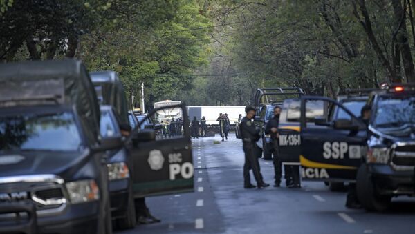 Policiais mexicanos em local onde o secretário de Segurança da Cidade do México, Omar García Harfuch, sofreu atentado - Sputnik Brasil