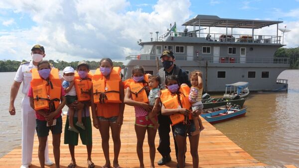 Militares da Marinha do Brasil com membros de comunidade ribeirinha do Pará, no Norte do Brasil - Sputnik Brasil