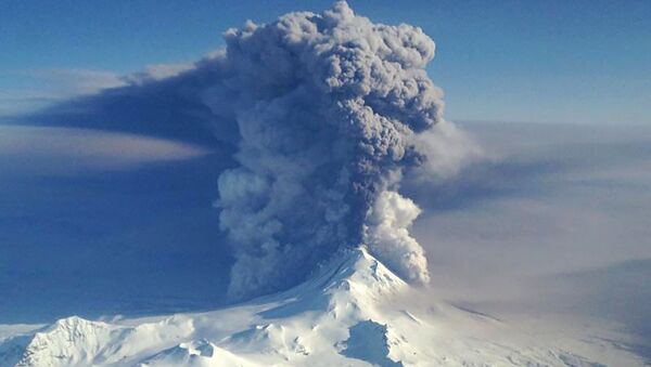 O vulcão Pavlof lança cinzas nas ilhas Aleutas do Alasca (foto de arquivo) - Sputnik Brasil