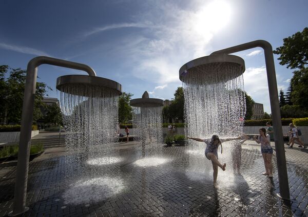 Crianças brincam em fonte pública na capital da Lituânia conforme a cidade passa por uma onda de calor - Sputnik Brasil
