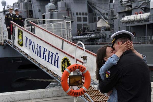 Casal se beija diante do navio da Marinha russa Gromky - Sputnik Brasil