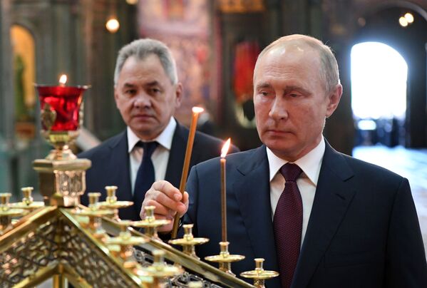 Presidente russo Vladimir Putin e ministro da Defesa Sergei Shoigu acendem velas na Igreja das Forças Armadas, inaugurada em 22 de junho - Sputnik Brasil