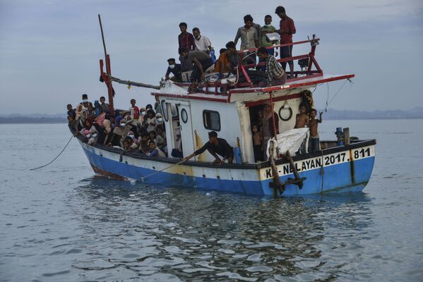 Barco leva refugiados da etnia rohingya para vila costeira da Indonésia - Sputnik Brasil