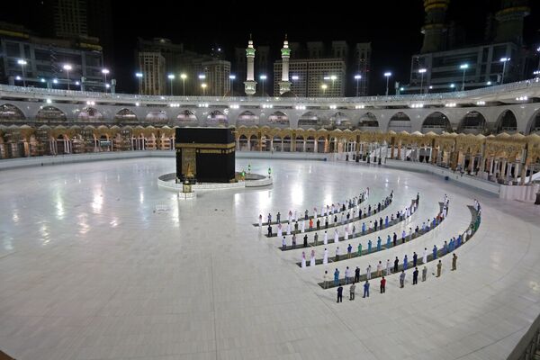 Homens celebram reza em 23 de junho na cidade sagrada de Meca, na Arábia Saudita - Sputnik Brasil