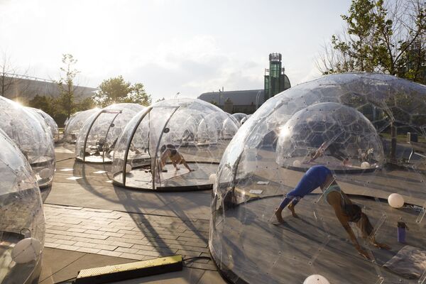 Pessoas realizam exercícios físicos, em bolhas transparentes, respeitando as medidas de distanciamento no combate ao coronavírus, em Toronto, Canadá - Sputnik Brasil