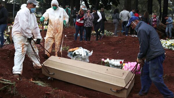 Enterro de homem que morreu com suspeita de coronavírus em Vila Formosa, em São Paulo - Sputnik Brasil