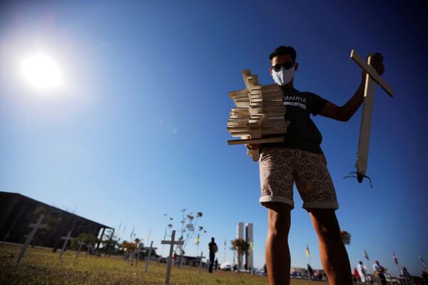 Atos contra Bolsonaro são realizados em Brasília e cidades europeias (FOTOS, VÍDEO) - Sputnik Brasil