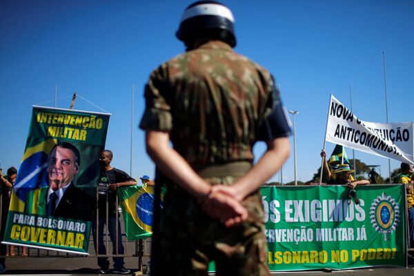 Atos contra Bolsonaro são realizados em Brasília e cidades europeias (FOTOS, VÍDEO) - Sputnik Brasil