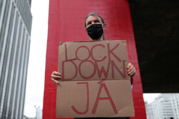 COVID-19: gestão Bolsonaro e isolamento falho explicam Brasil líder nas mortes diárias, diz analista - Sputnik Brasil