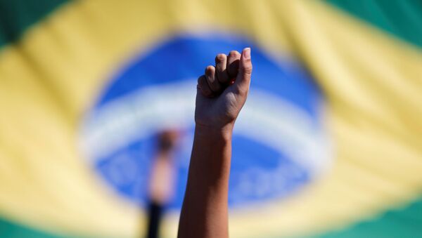 Punho é levado para o alto durante protesto contra Jair Bolsonaro em Brasília (DF) - Sputnik Brasil
