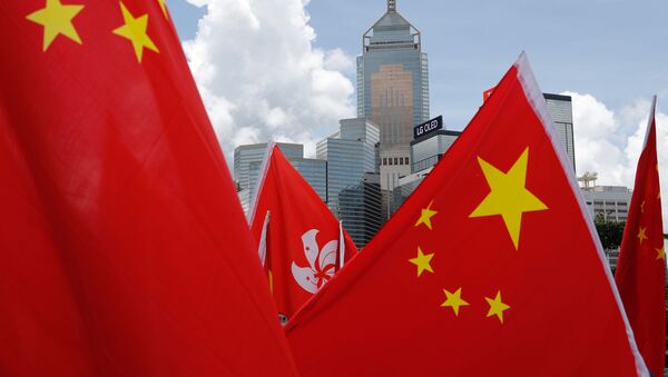Bandeiras da China e Hong Kong erguidas em celebração de manifestantes apoiando a assinatura da lei de Segurança Nacional para Hong Kong - Sputnik Brasil