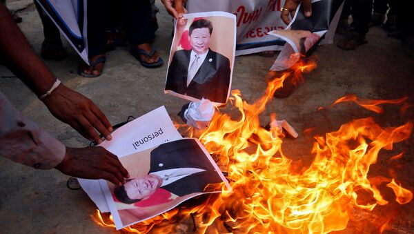 Manifestantes queimam cartazes do presidente chinês Xi Jinping durante um protesto contra a China, em Ahmedabad, Índia, 16 de junho de 2020 - Sputnik Brasil
