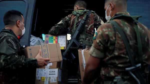 Membros das Forças Armadas brasileiras carregam suprimentos médicos em um helicóptero militar, em meio à disseminação do coronavírus, em Boa Vista, Roraima, Brasil, 30 de junho de 2020 - Sputnik Brasil