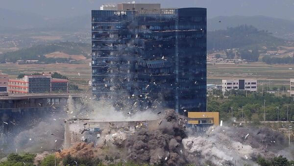 Vista da explosão do escritório de relações com a Coreia do Sul - Sputnik Brasil