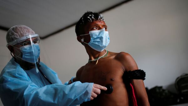 Membro da equipe médica das Forças Armadas brasileiras examina um índio yanomami, em meio à disseminação da doença por coronavírus, em Alto Alegre, Roraima, Brasil, 1º de julho de 2020 - Sputnik Brasil