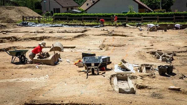 Escavações arqueológicas na cidade de Autun, na França - Sputnik Brasil