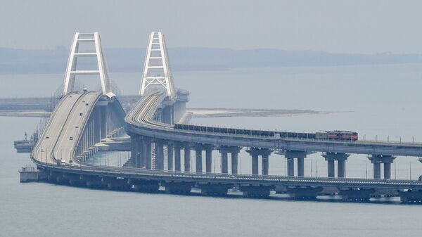Trem de carga na Ponte da Crimeia, Rússia - Sputnik Brasil