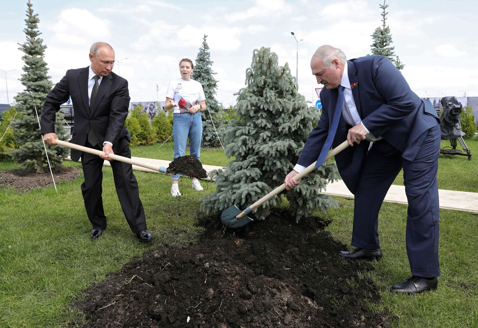 Presidente russo Vladimir Putin e líder bielorrusso Aleksandr Lukashenko plantam abeto azul na cerimônia de abertura do memorial ao Soldado Soviético na cidade de Rzhev - Sputnik Brasil, 1920, 09.11.2021