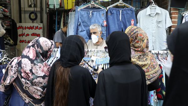 Moradores de Teerã fazem compras em mercado da capital do Irã em meio à pandemia do coronavírus - Sputnik Brasil