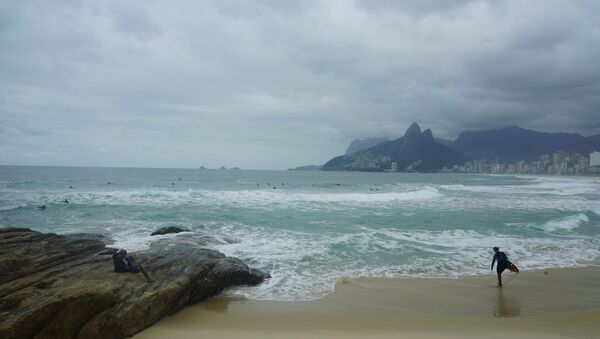 Surfistas pegam onda com tempo nublado no Arpoador, Ipanema, Rio de Janeiro, durante pandemia da COVID-19 - Sputnik Brasil