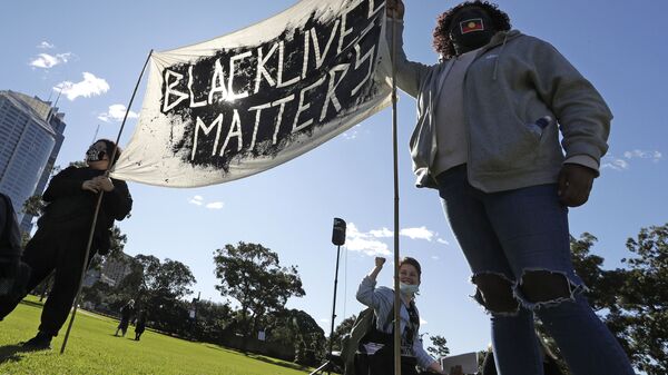 Casal segura faixa com slogan em uma manifestação de apoio aos movimentos Black Lives Matter e Black Deaths - Sputnik Brasil