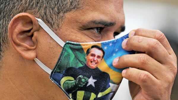 Apoiador do presidente Jair Bolsonaro usando máscara com a imagem do presidente, no Rio de Janeiro, 7 de junho de 2020 - Sputnik Brasil
