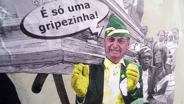 Lambe lambe do artista gráfico Szucinski, com Bolsonaro dançando com o meme do caixão é visto pelas ruas de São Paulo - Sputnik Brasil