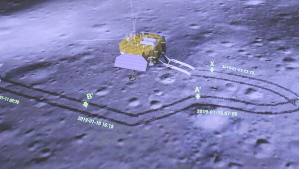módulo de pouso da sonda Chang'e-4, à direita, e o rover Yutu-2 (Jade Rabbit-2), à esquerda - Sputnik Brasil