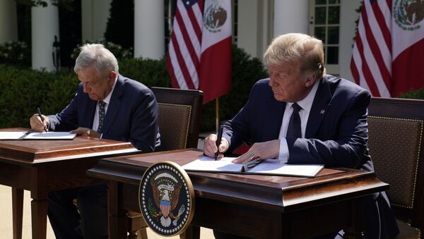 O presidente do México, Andrés Manuel López Obrador (à esquerda) e o presidente dos Estados Unidos (Donald Trump), assinam declaração conjunta na Casa Branca, em 8 de julho de 2020. - Sputnik Brasil