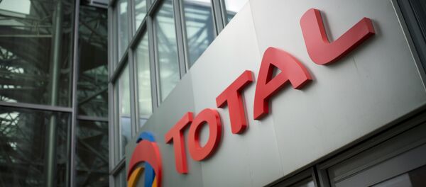 Logotipo  da companhia energética francesa Total em sua sede em La Défense, centro financeiro de Paris, em 21 de outubro, 2014 - Sputnik Brasil