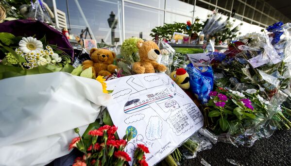 Flores e brinquedos em homenagem às vítimas do voo da Malaysia - Sputnik Brasil