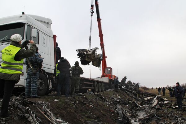 Equipes de resgate da República Popular de Donetsk removendo os destroços do Boeing-777 - Sputnik Brasil