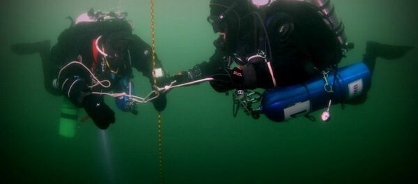 Membros da expedição científica da Sociedade Geográfica Russa realizam mergulho no Ártico Membros da expedição científica da Sociedade Geográfica Russa realizam mergulho no Ártico - Sputnik Brasil