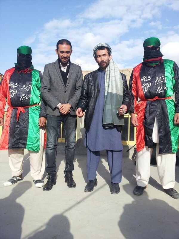 Lider do movimento 'Morte ao EI e aos terroristas' Haji Mohammad Mahdiyar (segundo da direita) e seus membros - Sputnik Brasil