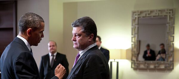 Barack Obama conversa com Pyotr Poroshenko durante reunião realizada na Polônia, em junho de 2014 Barack Obama conversa com Pyotr Poroshenko durante reunião realizada na Polônia, em junho de 2014 - Sputnik Brasil