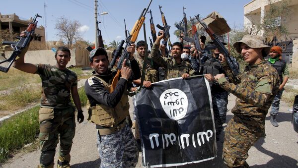 Forças iraquianas e milicianos xiitas com bandeira do Estado Islâmico em Tikrit, 31 de março de 2015 - Sputnik Brasil
