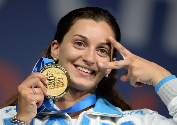 Rossella Fiamingo com medalha de ouro na cerimônia de premiação no Campeonato Mundial de Esgrima em Moscou - Sputnik Brasil