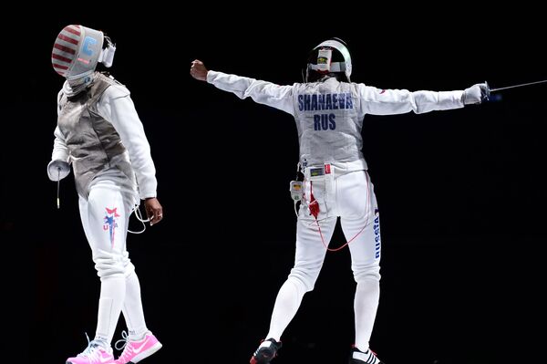 Nzingha Prescod e Aida Shanayeva na semifinal de florete do Campeonato Mundial de Esgrima em Moscou - Sputnik Brasil