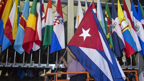 O Departamento de Estado, nos EUA, acrescentou à sua fachada mais uma bandeira, a de Cuba. Contudo, a embaixada dos EUA em Cuba ainda não tem a dos EUA - Sputnik Brasil