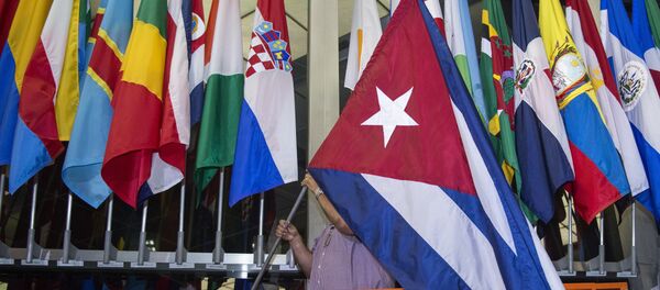O Departamento de Estado, nos EUA, acrescentou à sua fachada mais uma bandeira, a de Cuba. Contudo, a embaixada dos EUA em Cuba ainda não tem a dos EUA - Sputnik Brasil