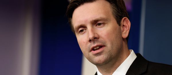 Secretário de imprensa da Casa Branca Josh Earnest Secretário de imprensa da Casa Branca Josh Earnest - Sputnik Brasil