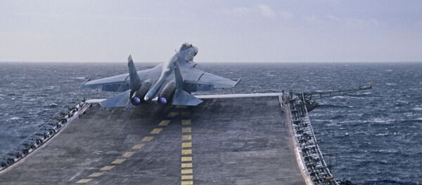 Um caça ultrassônico Su-27K decola do cruzeiro porta-aviões Almirante Kuznetsov, da Frota do Norte da Federação da Rússia Um caça ultrassônico Su-27K decola do cruzeiro porta-aviões Almirante Kuznetsov, da Frota do Norte da Federação da Rússia - Sputnik Brasil