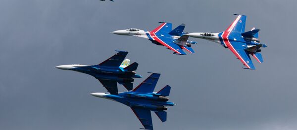 Grupo de pilotagem Russkie Vityazi, composto por aviões Sukhoi, durante show no VII Salão Naval em São Petersburgo - Sputnik Brasil