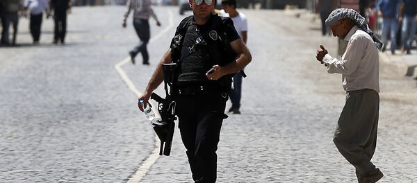 Policial turco patrulha uma rua perto do local da explosão da segunda-feira, em Suruc - Sputnik Brasil