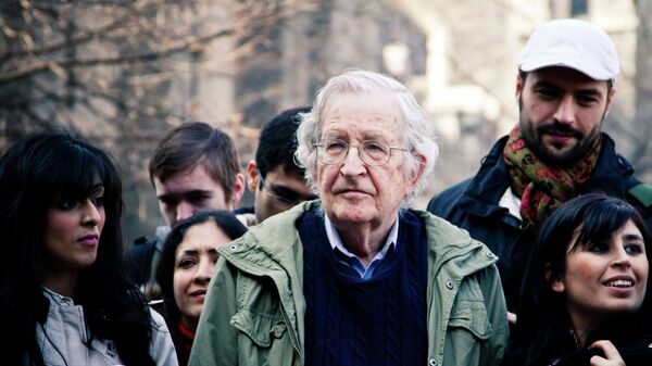 Noam Chomsky, linguista e filósofo - Sputnik Brasil