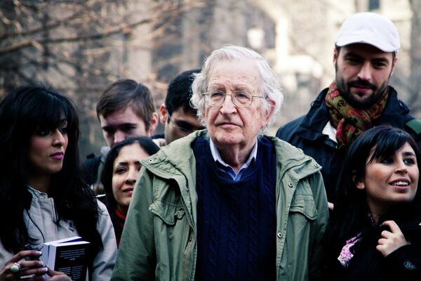 Noam Chomsky, linguista e filósofo - Sputnik Brasil