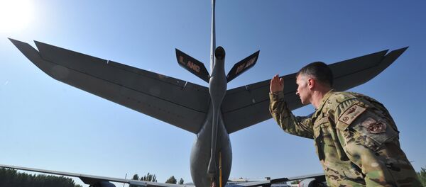 Soldado estadunidense perto de um avião militar na base aérea de Manas. Foto de arquivo - Sputnik Brasil
