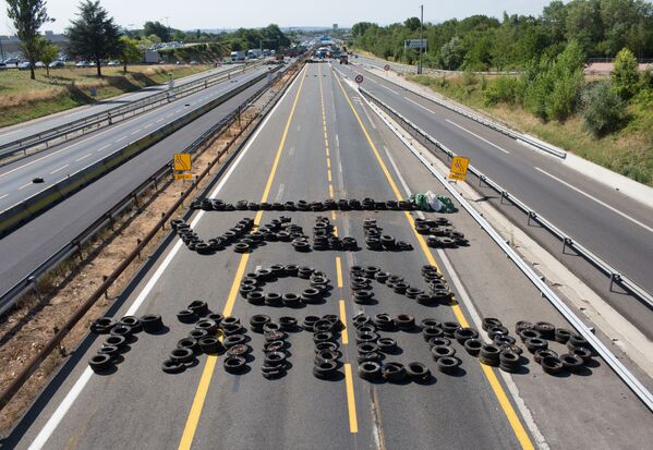 Agricultores em greve bloqueiam estrada com pneus no oeste da França - Sputnik Brasil