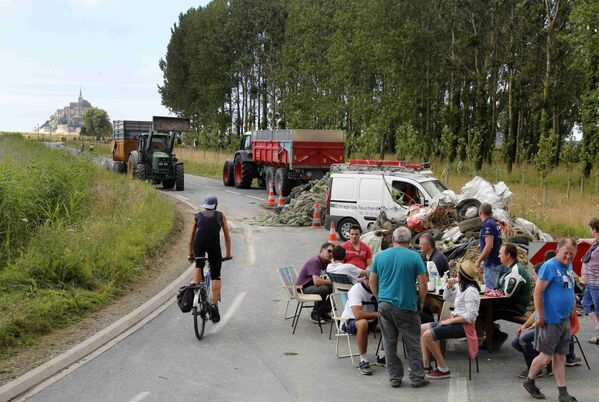 Agricultores franceses interditam estrada nos arredores de Lyon - Sputnik Brasil