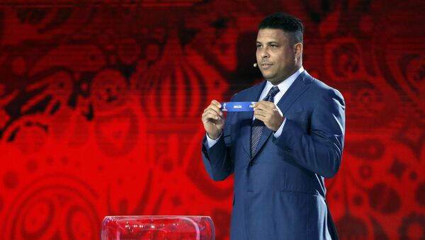 Ronaldo sorteia o nome do Brasil no sorteio preliminar da Copa do Mundo da FIFA Rússia 2018 - Sputnik Brasil